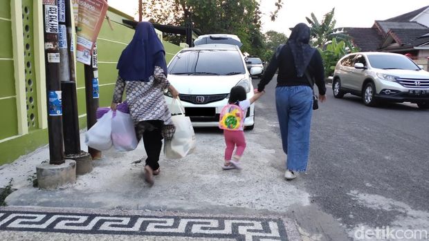 Keluarga selebgram Adelia Putri Salma di depan rumah sebelum penyegelan.