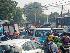 Ojol-Sopir Angkot Ngeluh Pendapatan Turun Buntut Macet Galian Pondok Pinang