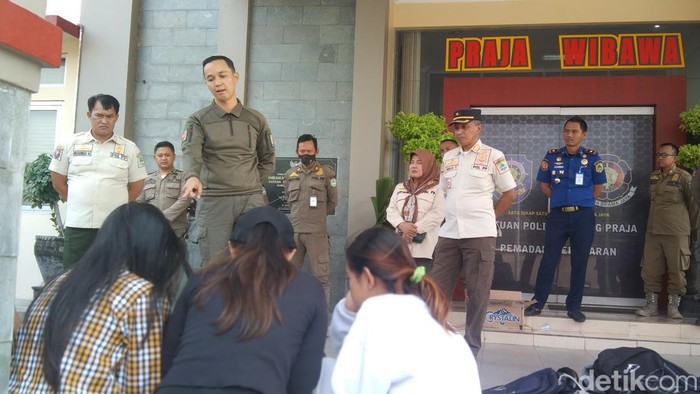 Kepala Satpol PP dan Damkar Majalengka Rachmat Kartono saat memberi pembinaan terhadap enam remaja yang mabuk-mabukan di Taman Bagja Raharja.