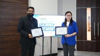 Chief Operating Officer of Vision+ Roy Debashis (kiri) dan Deputy Chief Marketing Officer PT Link Net Tbk Santiwati Basuki (kanan) menunjukan berkas kesepakatan kerja sama (MoU) di Jakarta, Rabu (30/8/2023). 