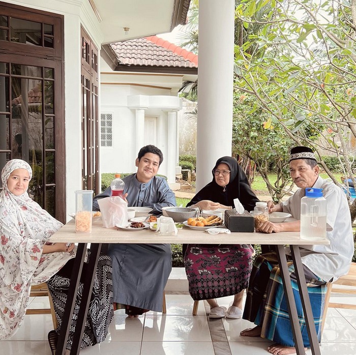 Keseruan Syakir Daulay Saat Makan Nasi Padang hingga Iseng Jualan Bubur Keseruan Syakir Daulay Saat Makan Nasi Padang hingga Iseng Jualan Bubur