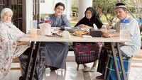 Sebelum terkena somasi karena videonya yang kontroversial. Syakir lebih suka membagikan keseruannya saat kulineran. Contohnya seperti makan bareng keluarga tercinta. Foto: Instagram @syakirdaulay