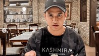 Menobatkan dirinya sebagai Presiden Ijo Tomat (Ikatan Jomblo Terhormat). Syakir pasang wajah imutnya saat makan sendirian di restoran. Foto: Instagram @syakirdaulay