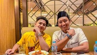 Menurut Daulay, nongkrong yang berguna itu diisi dengan topik-topik seru bukan membicarakan orang lain. Tak lupa menu nasi Padang enak premium jadi pilihannya saat nongkrong bareng kerabat. Foto: Instagram @syakirdaulay