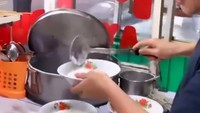 Iseng pura-pura jualan bubur, Syakir tampak menghayati perannya sebagai penjual bubur ketika melayani pembeli. Foto: Instagram @syakirdaulay