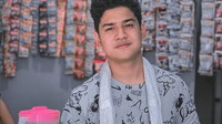 Tak hanya jadi penjual bubur saja, dia juga sempat iseng menjadi pelayan di warung kopi degan nampan berisi gorengan. Foto: Instagram @syakirdaulay