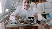 Tampil keren dan dewasa, Syakir pamer fotonya saat makan siang di dalam pesawat pribadi yang mewah. Foto: Instagram @syakirdaulay