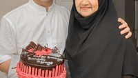 Paling sayang dengan sang ibu, Syakir berikan kejutan manis berupa cake cokelat untuk ulang tahun sang ibu.  Foto: Instagram @syakirdaulay