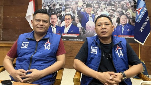 Ketua DPD Partai Demokrat NTB Indra Jaya Usman (kiri) dan Sekretaris Andy Mardan (kanan) saat ditemui di Kantor DPD Demokrat NTB pada Kamis (31/8/2023) malam. (Foto: Helmy Akbar/detikBali)