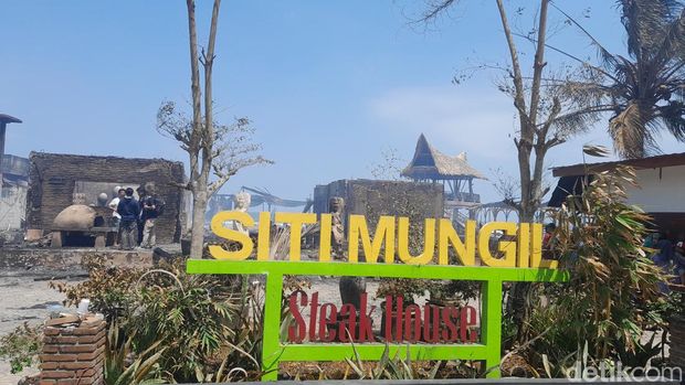 Kondisi Restoran Siti Mungil setelah kebakaran di Kampung Turis Pangandaran.