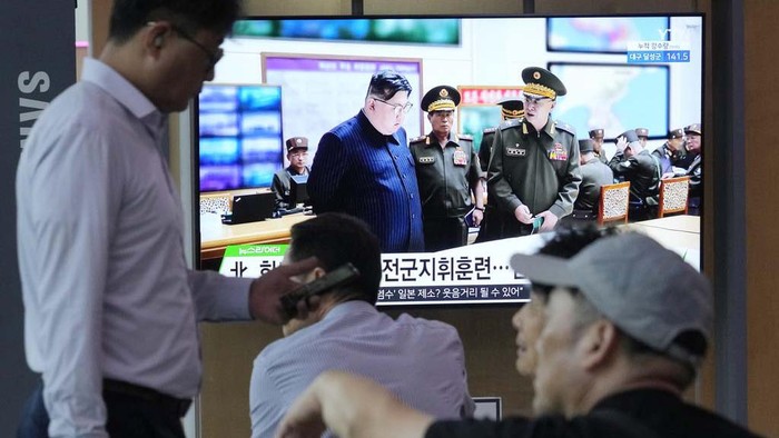 A TV screen shows an image of North Korean leader Kim Jong Un during a news program at the Seoul Railway Station in Seoul, South Korea, Thursday, Aug. 31, 2023. North Korea launched two short-range ballistic missiles toward the sea on Wednesday night, its neighbors said, hours after the U.S. flew long-range bombers for drills with its allies in a show of force against the North. (AP Photo/Ahn Young-joon)