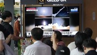 Layar TV menampilkan gambar peluncuran rudal Korea Utara saat program berita di Stasiun Kereta Api Seoul di Seoul, Korea Selatan, Kamis, 31 Agustus 2023. 