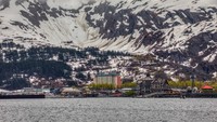 Para penduduk Kota Whittier hidup dalam satu atap dan terletak di antara gletser dan pegunungan Alaska.