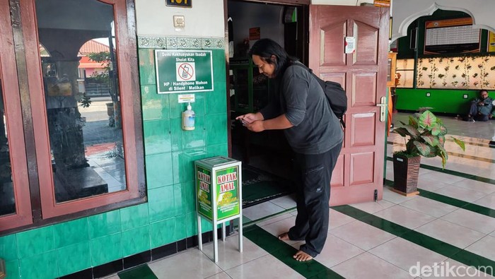 Kotak amal yang di masji yang dicuri pelaku di Ponorogo