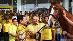 Kunjungi Markas Golkar, Prabowo Diberi Hadiah Kuda