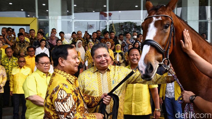 Capres Koalisi Indonesia Maju, Prabowo Subianto mengunjungi Kantor DPP Partai Golkar, di jl anggrek Neli, Jakarta, Kamis (31/8/2023). Ia mendapat hadiah seekor kuda warna coklat.