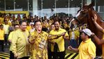 Kunjungi Markas Golkar, Prabowo Diberi Hadiah Kuda