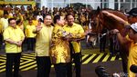 Kunjungi Markas Golkar, Prabowo Diberi Hadiah Kuda