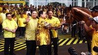 Prabowo juga tampak memegang tali dan kepala kuda tersebut.