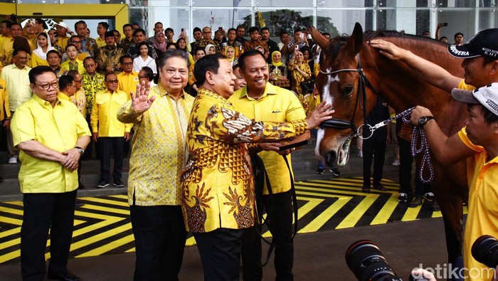Kunjungi Markas Golkar, Prabowo Diberi Hadiah Kuda Capres Koalisi Indonesia Maju, Prabowo Subianto mengunjungi Kantor DPP Partai Golkar, di jl anggrek Neli, Jakarta, Kamis (31/8/2023). Ia mendapat hadiah seekor kuda warna coklat.