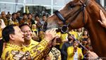 Kunjungi Markas Golkar, Prabowo Diberi Hadiah Kuda