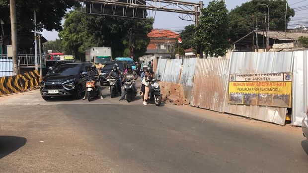 Lalin di dekat proyek galian saluran