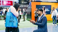 Chhabra ingin melamar Shukla dalam waktu dekat dan cara tidak biasa. Dia ingin melamar Shukla di bandara. Dia kemudian mencari kontak pegawai bandara Auckland dan terhubung dengan Laura Platts, manajer komunikasi Bandara Auckland. Platts menyambut gembira rencana itu. 