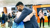 Untuk mempermanis lamarannya, Chhabra menambahkan bumbu-bumbu dramatis dalam perjalanan Shukla.Saat mendarat, Syukla dijemput saudarinya dan tiba-tiba mendengar suara kekasihnya melalui pengumuman bandara will you marry me?