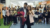 Dia terkejut, ditambah saat Chhabra berlutut di depannya dan tanpa diduga orang-orang terkasihnya berada di belakangnya meemgang tulisan will you marry me?.Tanpa pikir lama, dengan tangis haru Shukla menerima lamaran kekasihnya. Nantinya mereka akan menikah di India.