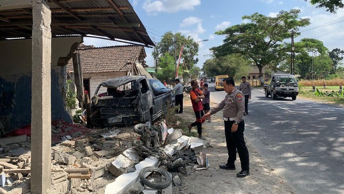 Lokasi kecelakaan pikap tabrak motor di Blitar