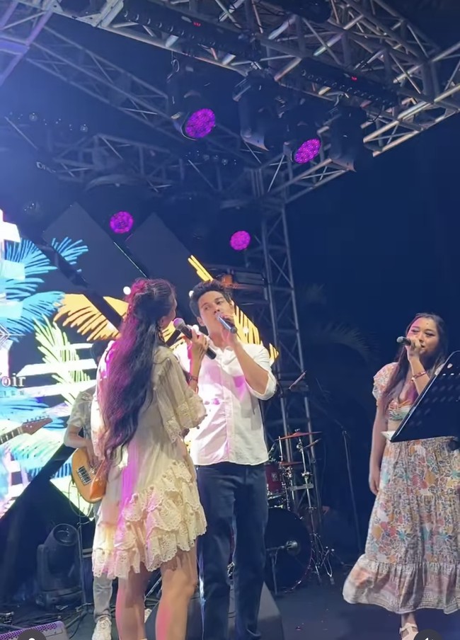 Dalam momen perayaan ulang tahun Luna Maya ke-40 di Bali, tampak salah satu tamu yang hadir adalah Maxime Bouttier. Keduanya pun kemudian bernyanyi duet di atas panggung. Foto: Dok. Instagram/@mrsayudewi