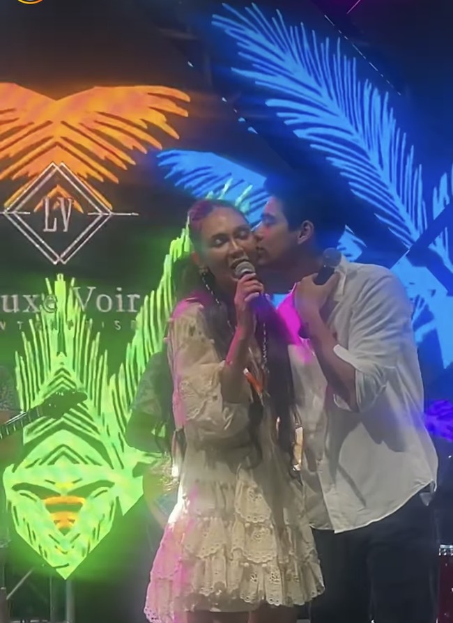 Maxime yang tampil mengenakan kemeja putih itu tampak memandu Luna bernyanyi sambil membisikan lirik. Momen tersebut  terlihat begitu mesra.  Foto: Dok. Instagram/@mrsayudewi