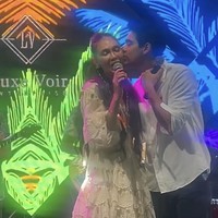 Maxime yang tampil mengenakan kemeja putih itu tampak memandu Luna bernyanyi sambil membisikan lirik. Momen tersebut  terlihat begitu mesra.  Foto: Dok. Instagram/@mrsayudewi