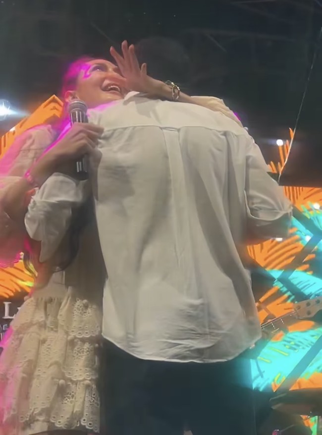 Ada momen di mana keduanya bahkan berpelukan mesra. Kemesraan mereka diabadikan oleh sahabat Luna Maya, Ayu Dewi.  Foto: Dok. Instagram/@mrsayudewi