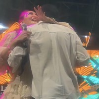 Ada momen di mana keduanya bahkan berpelukan mesra. Kemesraan mereka diabadikan oleh sahabat Luna Maya, Ayu Dewi.  Foto: Dok. Instagram/@mrsayudewi