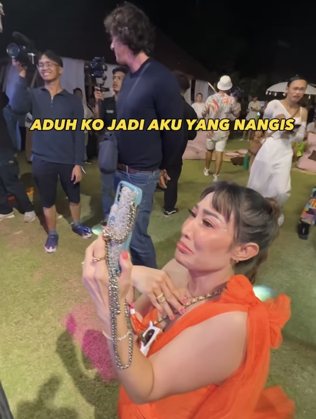 Ayu Dewi mengaku bahagia melihat Luna Maya menemukan tambatan hatinya.  Ga pernah-pernahnya liat orang nyanyi brdua ampe kaya gini 😭😭” tulis Ayu di keterangan videonya.  Foto: Dok. Instagram/@mrsayudewi