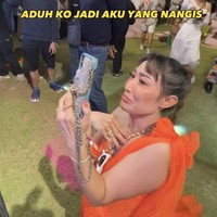 Ayu Dewi mengaku bahagia melihat Luna Maya menemukan tambatan hatinya.  Ga pernah-pernahnya liat orang nyanyi brdua ampe kaya gini 😭😭” tulis Ayu di keterangan videonya.  Foto: Dok. Instagram/@mrsayudewi