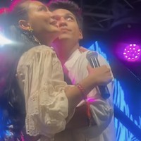 Luna Maya yang tampil dengan dress mini putih juga tampak bahagia menunjukkan kemesraannya dengan mantan kekasih Prilly Latuconsina itu. Foto: Dok. Instagram/@mrsayudewi