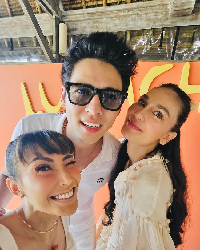 Maxime Bouttier tampak sudah akrab dengan teman-teman Luna Maya, termasuk sahabatnya Ayu Dewi. Di satu momen, Ayu bahkan menangis terharu dengan kemesraan keduanya. Foto: instagram ayu dewi