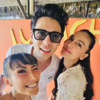 Maxime Bouttier tampak sudah akrab dengan teman-teman Luna Maya, termasuk sahabatnya Ayu Dewi. Di satu momen, Ayu bahkan menangis terharu dengan kemesraan keduanya. Foto: instagram ayu dewi