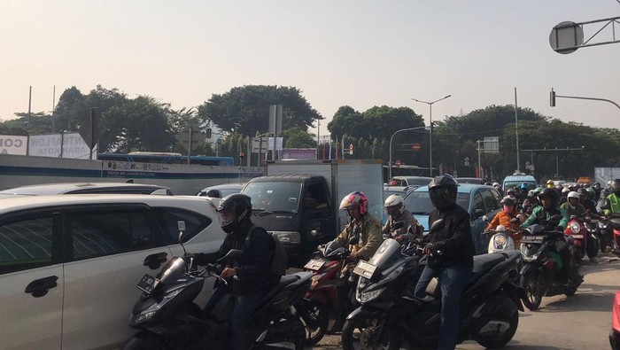 Macet Simpang Harmoni pagi tadi