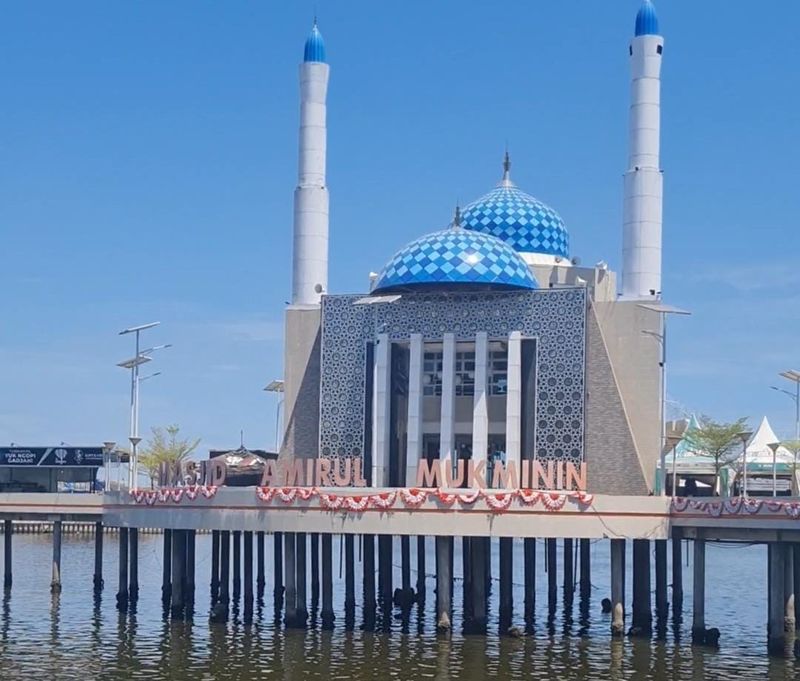 Masjid Terapung Amirul Mukminin Makassar