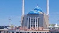 Masjid Terapung Amirul Mukminin berada di kawasan Pantai Losari, Makassar, sekitar 1 kilometer dari Anjungan Pantai Losari. Masjid yang dilengkapi dua menara sebesar 9 meter ini memiliki tiga lantai. Berlokasi di area wisata, masjid ini dibangun untuk memudahkan wisatawan dalam beribadah.