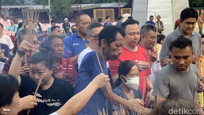 Masyarakat Tionghoa berdoa saat Festival Hantu Lapar di Vihara Gunung Timur, Jalan Hang Tuah, Kota Medan. Masyarakat Tionghoa berdoa saat Festival Hantu Lapar di Vihara Gunung Timur, Jalan Hang Tuah, Kota Medan.