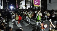 Orang-orang menampilkan tarian Eisa sebagai bagian dari perayaan festival tahunan di Okinawa, Jepang selatan, Selasa (29/8/2023).  