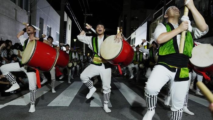 Melihat Festival Bon, Tradisi Menghormati Arwah Nenek Moyang di Jepang People perform