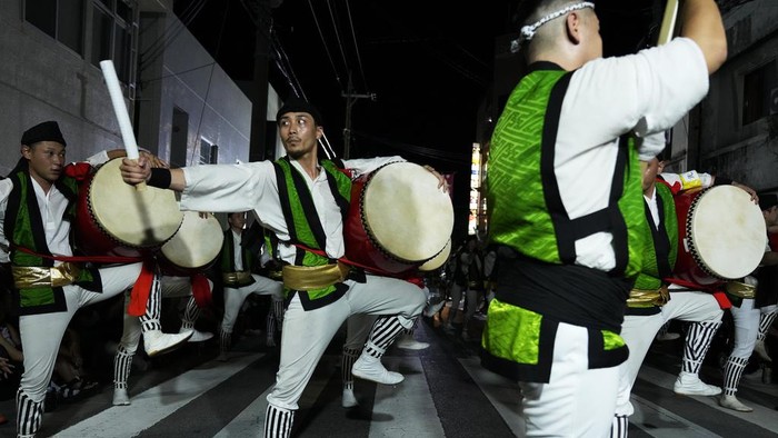 Melihat Festival Bon, Tradisi Menghormati Arwah Nenek Moyang di Jepang People perform