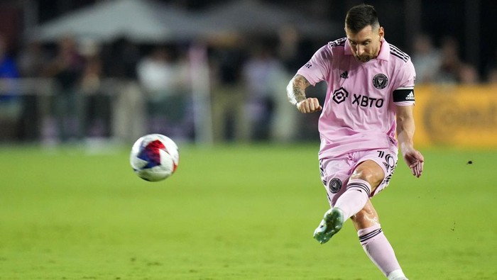 Aug 30, 2023; Fort Lauderdale, Florida, USA; Inter Miami forward Lionel Messi (10) shoots the ball against Nashville SC  during the first half at DRV PNK Stadium. Mandatory Credit: Rich Storry-USA TODAY Sports
