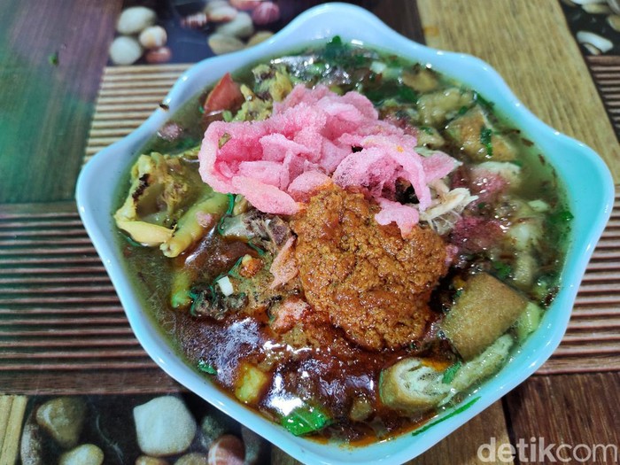 Mi sop kuah rendang. (Amanda Amelia/detikSumut)