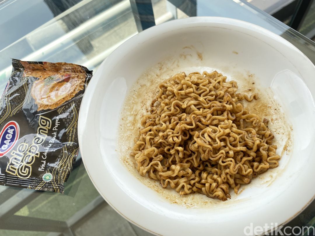 Mie Gaga varian goreng dan kuah jalapeno, serta mie gepeng ayam lada hitam.